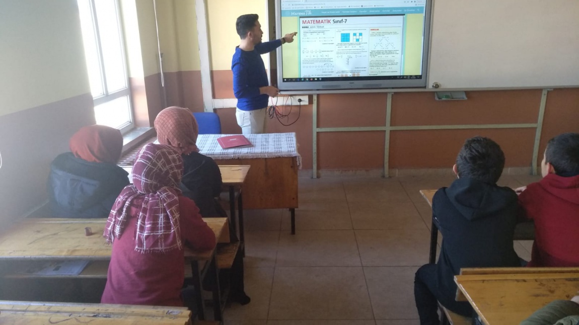 Okulumuz matematik öğretmenlerinden Süleyman Albayrak tarafından öğrencilerimize matematik.eba.gov.tr sitesi hakkında bilgi verildi