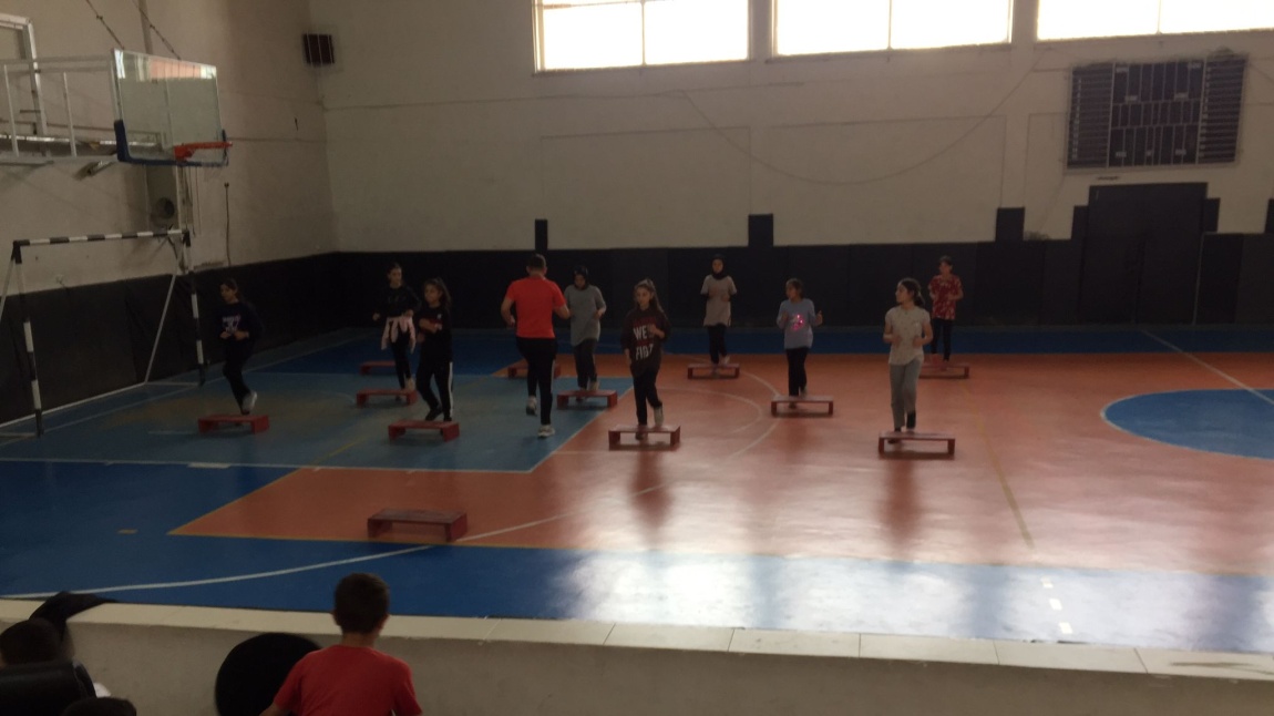 Halk Eğitim Bünyesinde Açılan Kurslarla Öğrencilerimiz; halk oyunları, step aerobik ve futbol eğitimi alarak sosyal etkinliğini artırmaktadır.